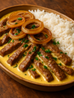 contra filé ao molho de iogurte cremoso com cebola caramelizada e salsinha em travessa de cerâmica