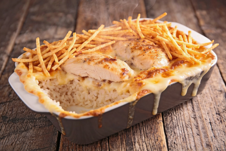 Arroz de forno com frango cremoso gratinado com queijo e batata palha em refratário