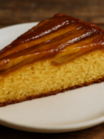 Fatia de bolo de banana fofinho feito na air fryer, com miolo aerado e casquinha dourada
