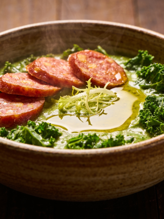Caldo verde sem açúcar servido em tigela de cerâmica com linguiça calabresa e couve-manteiga fatiada
