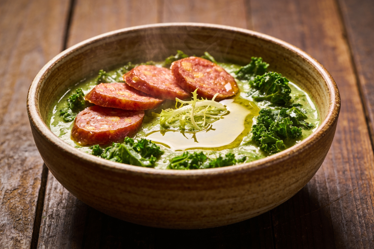 Caldo verde sem açúcar servido em tigela de cerâmica com linguiça calabresa e couve-manteiga fatiada