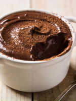 creme tipo chandele de chocolate cremoso servido em potinho branco com chocolate em pó polvilhado por cima