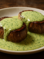 Filé mignon com creme verde de salsinha servido em prato branco com molho aveludado