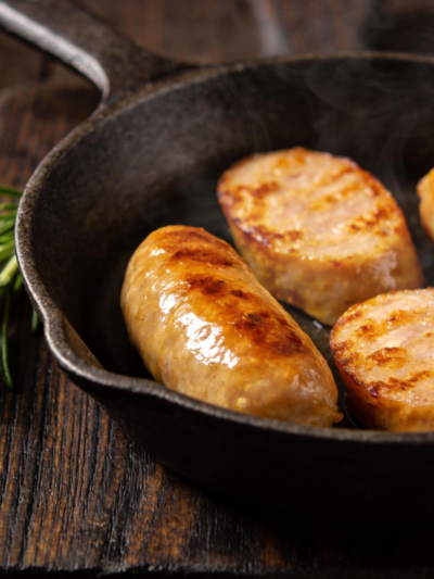 linguiça assada na frigideira com casca dourada e crocante servida em frigideira de ferro