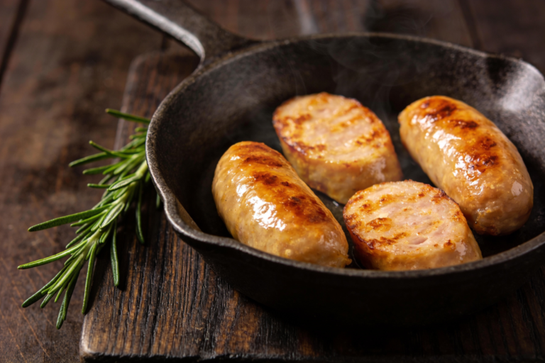 linguiça assada na frigideira com casca dourada e crocante servida em frigideira de ferro