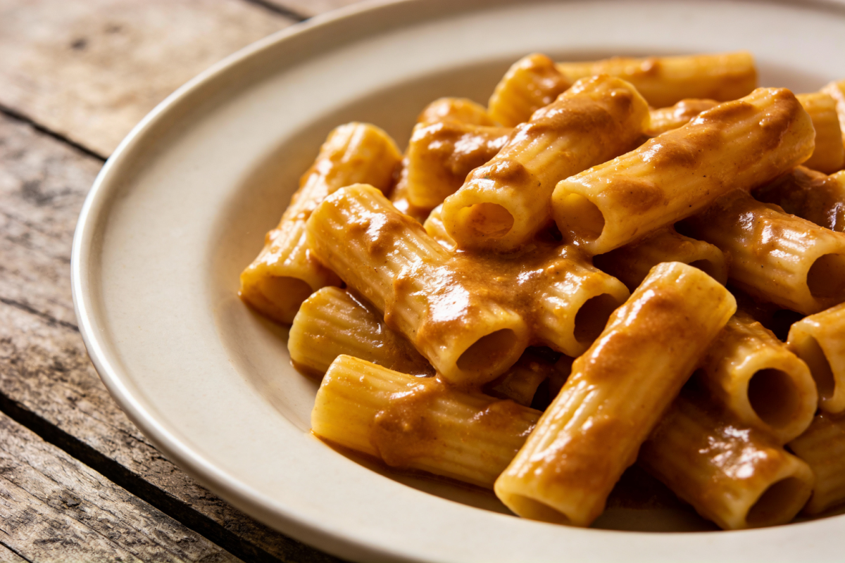 Macarrão da Regina gratinado em pirex com mussarela dourada, presunto e molho de tomate com cenoura