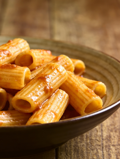 macarrão paranaense cremoso gratinado com calabresa e queijo dourado em travessa branca