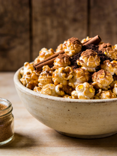 tigela com pipoca doce fit totalmente light e saudável crocante polvilhada com açúcar de coco e canela