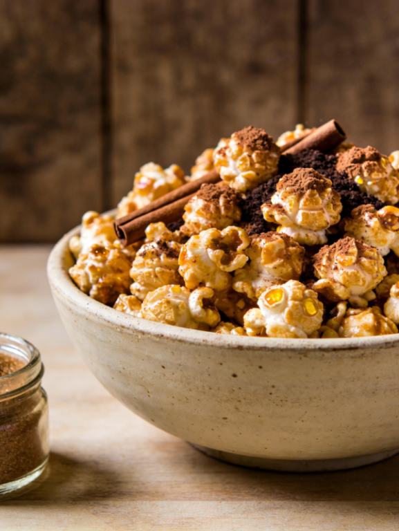 tigela com pipoca doce fit totalmente light e saudável crocante polvilhada com açúcar de coco e canela