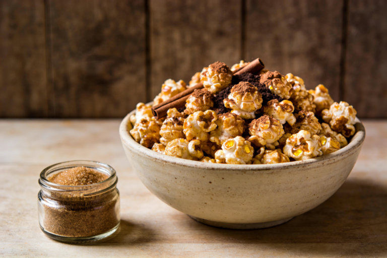 tigela com pipoca doce fit totalmente light e saudável crocante polvilhada com açúcar de coco e canela