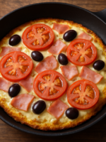 Pizza de ovo rápida na frigideira com queijo derretido, presunto e tomate, vista de cima