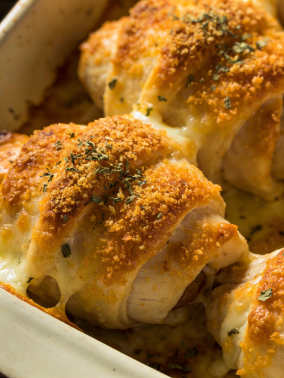 sobrecoxas de frango recheadas com queijo e peito de peru, douradas no forno em assadeira