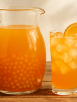 jarra de suco de verão com sagu e laranja, bebida brasileira refrescante com bolinhas translúcidas