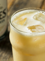 Copo com batida de cerveja sem álcool cremosa e gelada servida com gelo