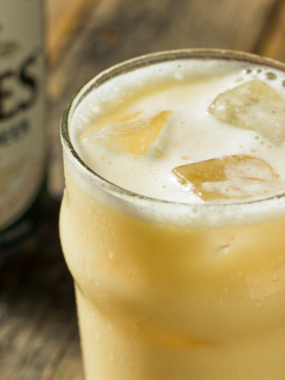 Copo com batida de cerveja sem álcool cremosa e gelada servida com gelo