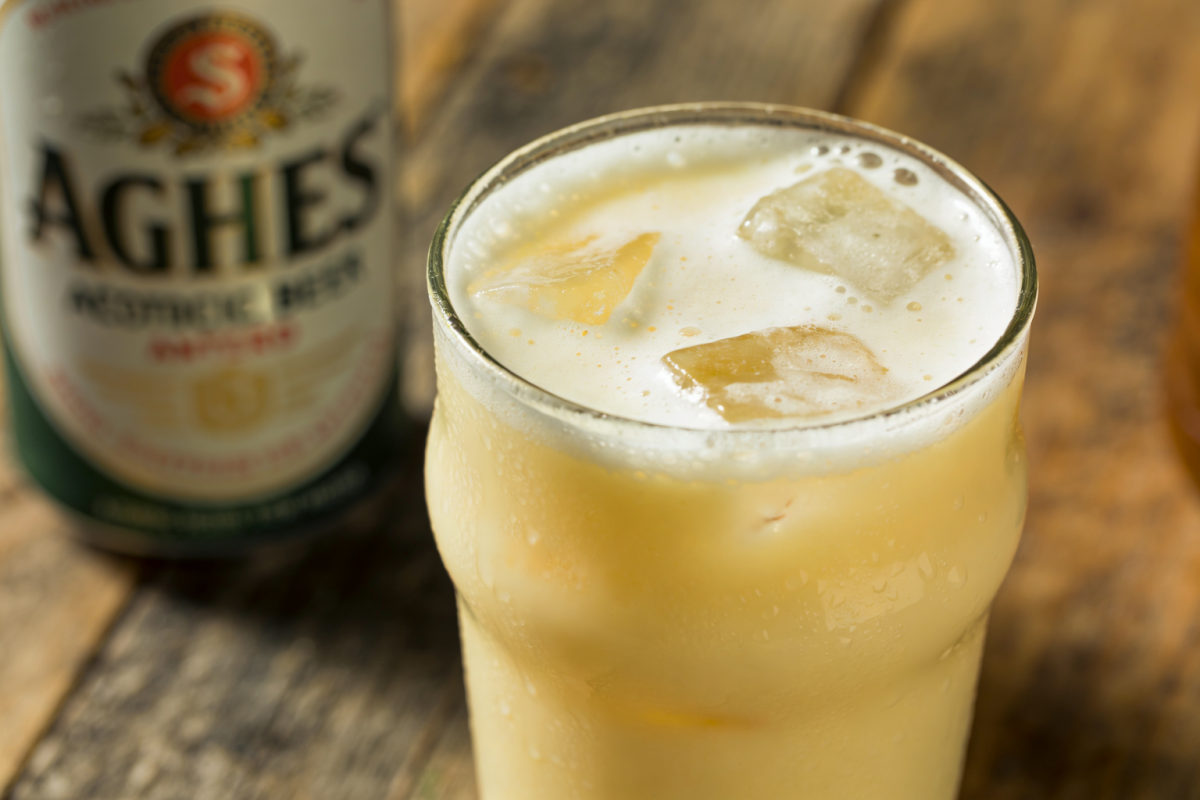 Copo com batida de cerveja sem álcool cremosa e gelada servida com gelo