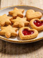 biscoitinhos para lanche crocantes em formato de estrela e coração em prato branco