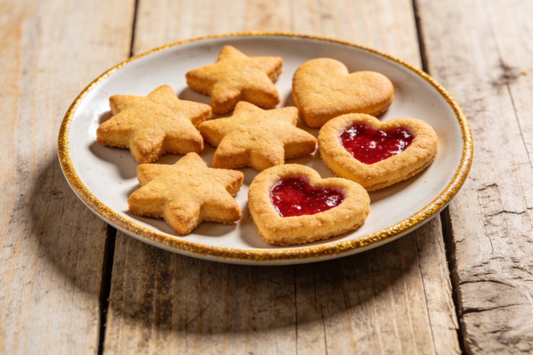 biscoitinhos para lanche crocantes em formato de estrela e coração em prato branco