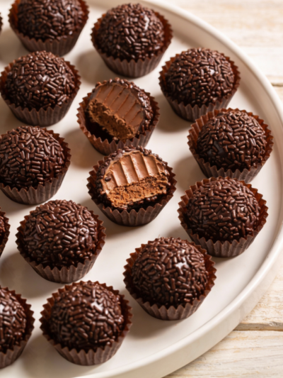 brigadeiro diferente sem fogo coberto de granulado de chocolate em forminhas de papel