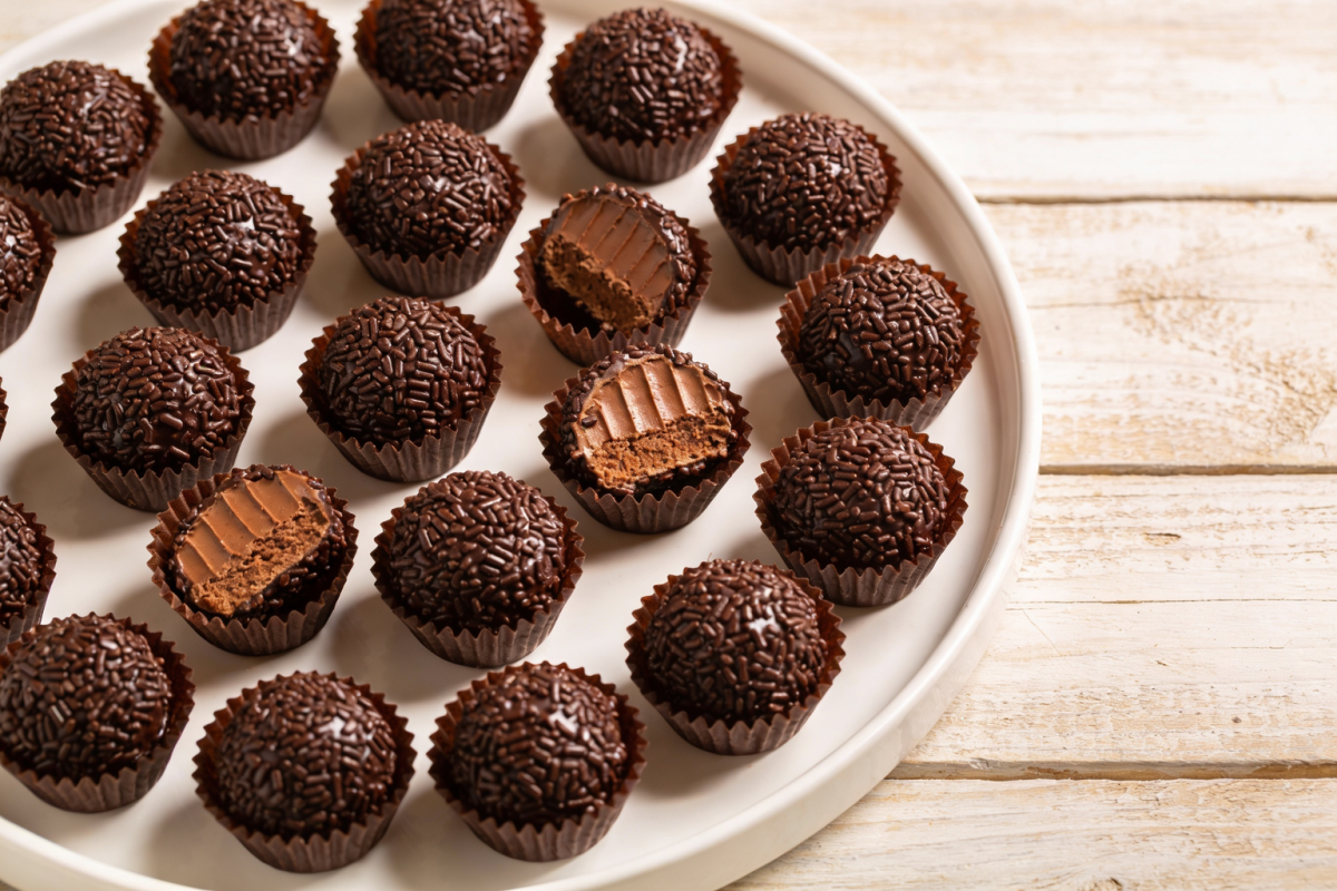 brigadeiro diferente sem fogo coberto de granulado de chocolate em forminhas de papel