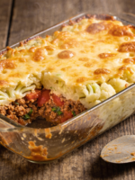Escondidinho low carb cremoso gratinado com purê de couve-flor e recheio de carne moída em refratário de vidro