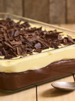 flan de chocolate ao creme de baunilha em camadas servido em refratária de vidro com raspas de chocolate por cima