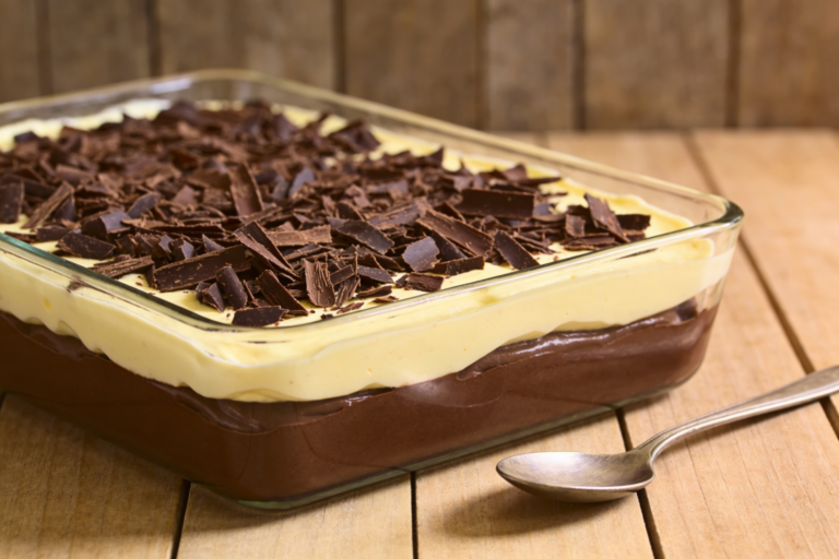 flan de chocolate ao creme de baunilha em camadas servido em refratária de vidro com raspas de chocolate por cima