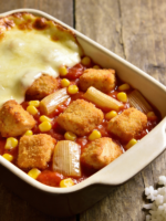 frango saboroso com requeijão cremoso, palmito e milho verde em refratário ao forno