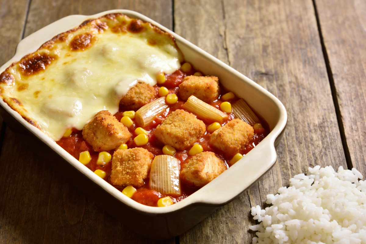 frango saboroso com requeijão cremoso, palmito e milho verde em refratário ao forno