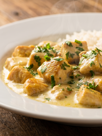 Frango saboroso cremoso servido em prato fundo com molho aveludado e cheiro verde fresco
