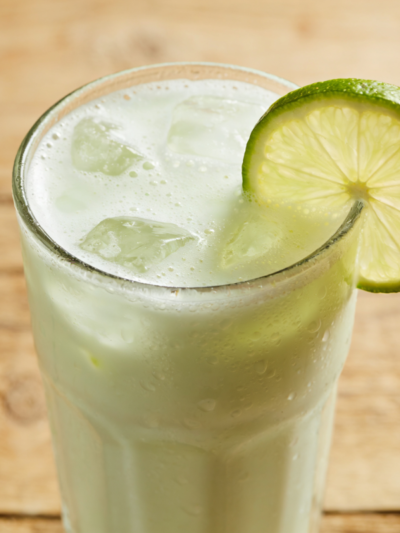 copo de limonada suíça cremosa com limão taiti e gelo, bebida refrescante brasileira