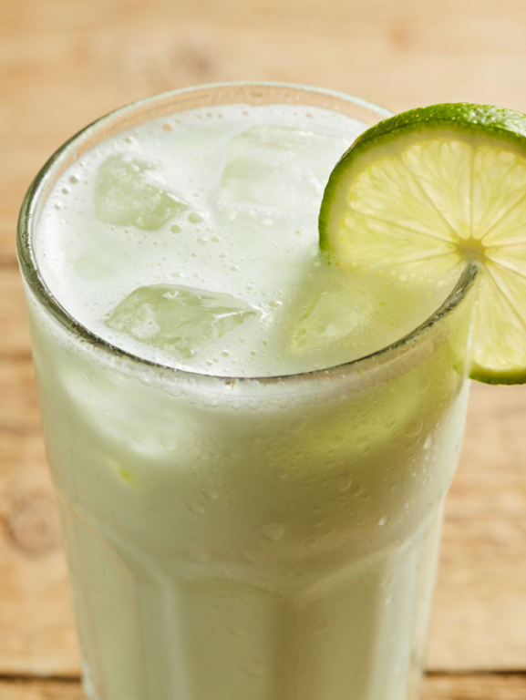 copo de limonada suíça cremosa com limão taiti e gelo, bebida refrescante brasileira