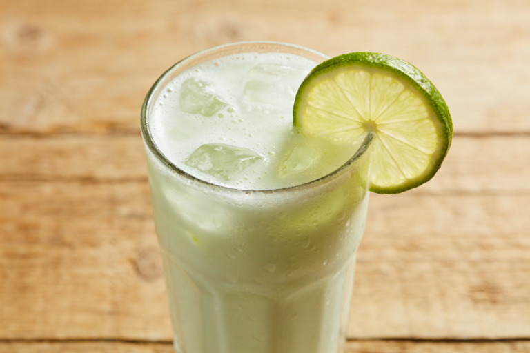 copo de limonada suíça cremosa com limão taiti e gelo, bebida refrescante brasileira