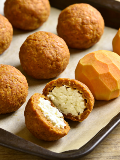 salgado maromba fitness de batata doce e frango desfiado assado, com recheio de requeijão light, disposto em assadeira
